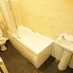1 Bed - Oakroyd Apartment *