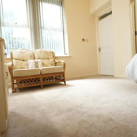 1 Bed - Oakroyd Apartment *