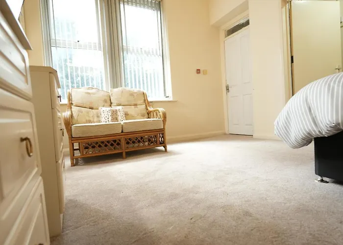 1 Bed - Oakroyd Apartment *